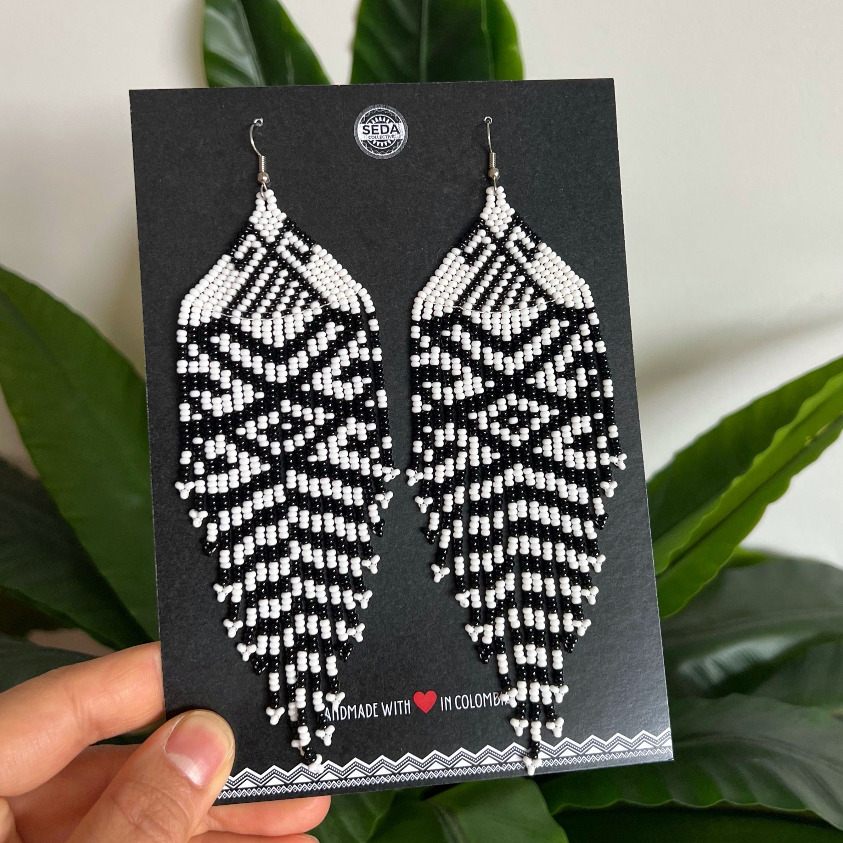 WAVES OF LIFE 02 WHITE BLACK BEADED EARRINGS