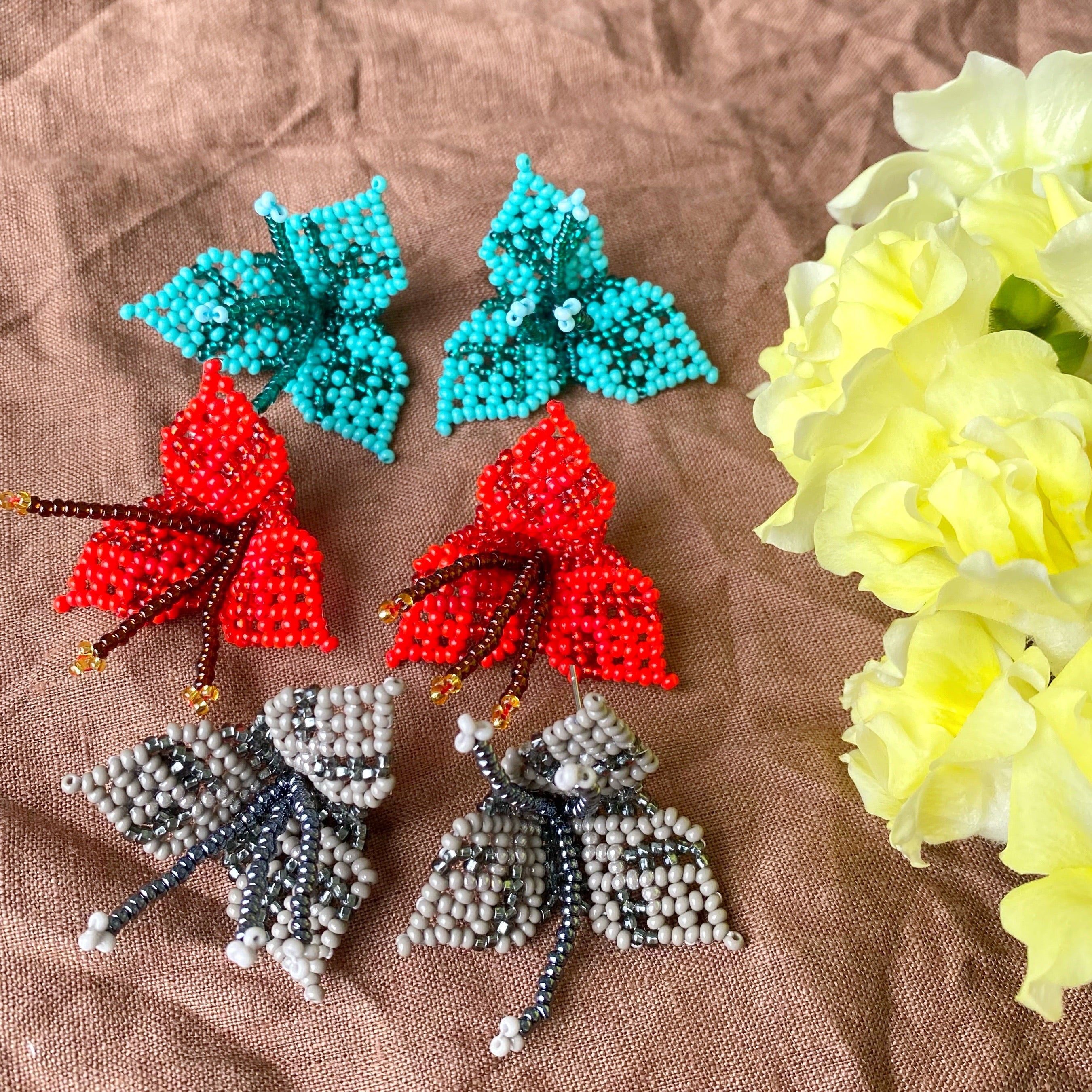 LEIA | 3 PETAL STUDS | GREY